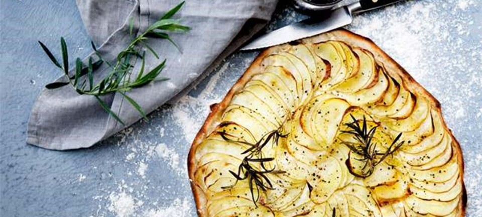 Pizza med kartofler, rygeost, timian og trøffelolie