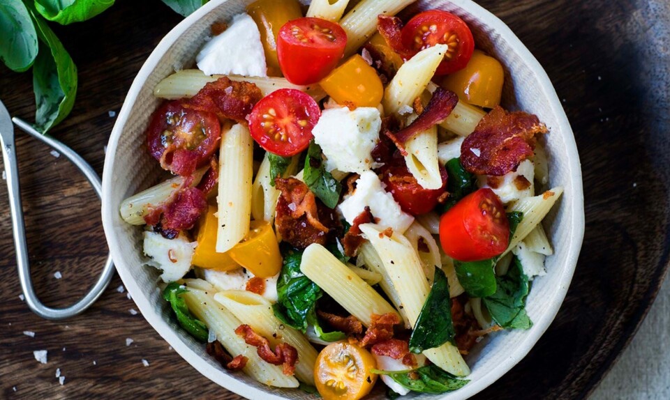 Pasta med tomat og bacon