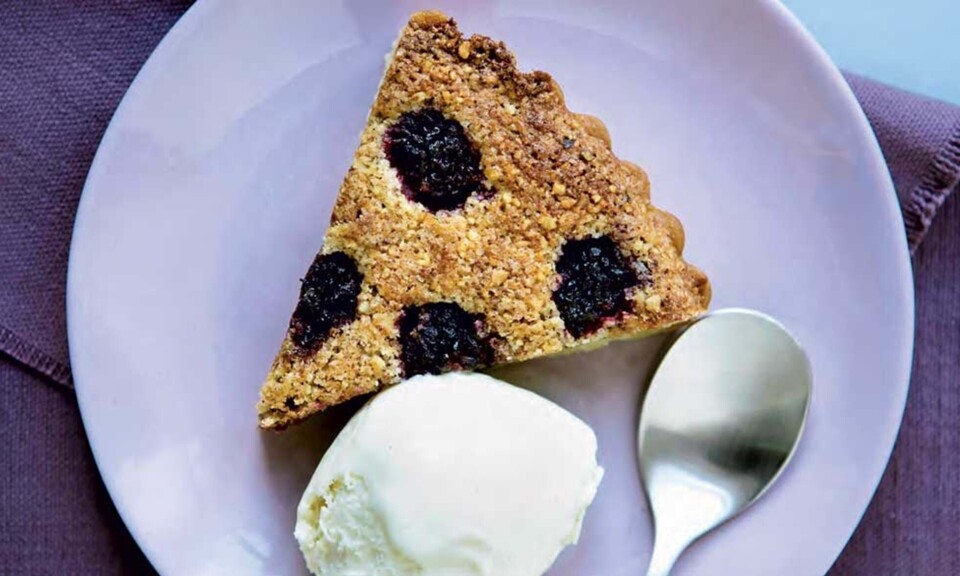 Brombær-frangipane med chokolade og vaniljeis