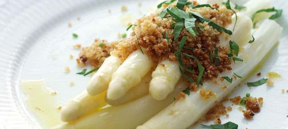 Hvide asparges med ansjos og brødkrymmel