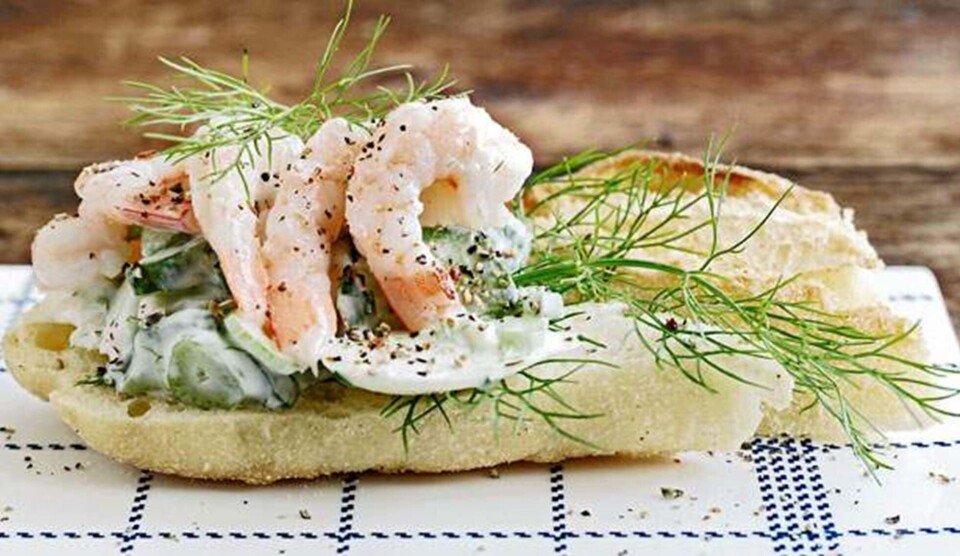 Opskrift på ciabatta med agurke-fennikelsalat og store rejer