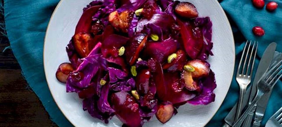 Rødkålssalat med rødbede, bagte blommer og råsyltede tranebær