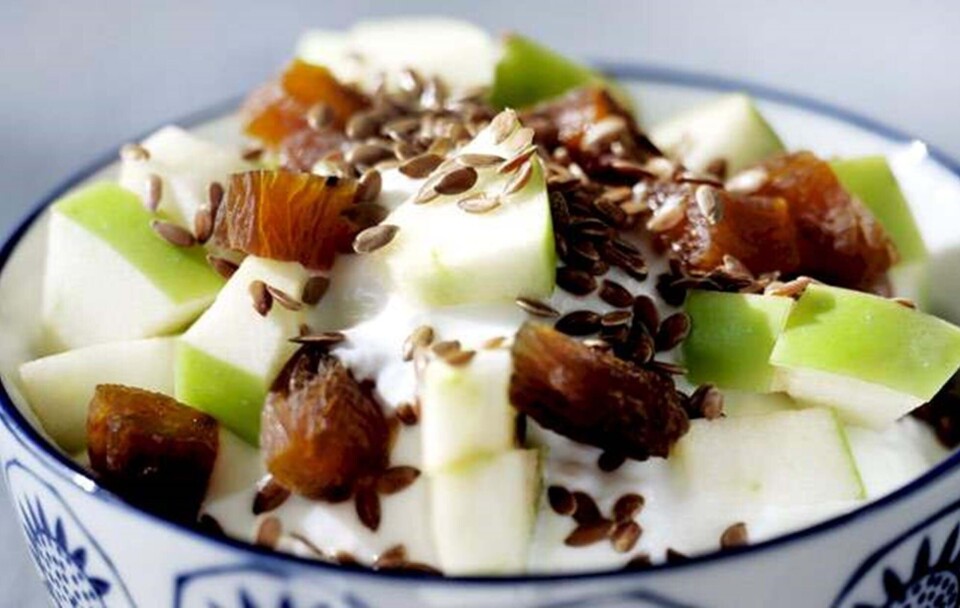 Skyr med æble, abrikoser og hørfrø