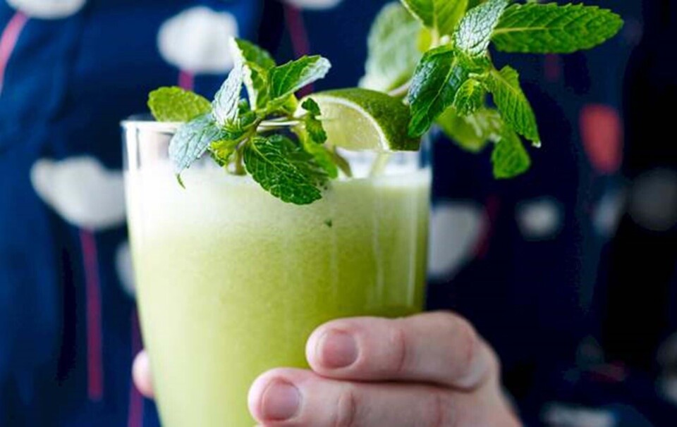 Få opskriften på juice med spidskål og mynte