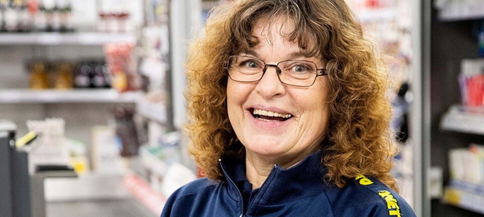 Finalist til Danmarks sødeste kassedame 2019: Grith elsker alle sine kunder