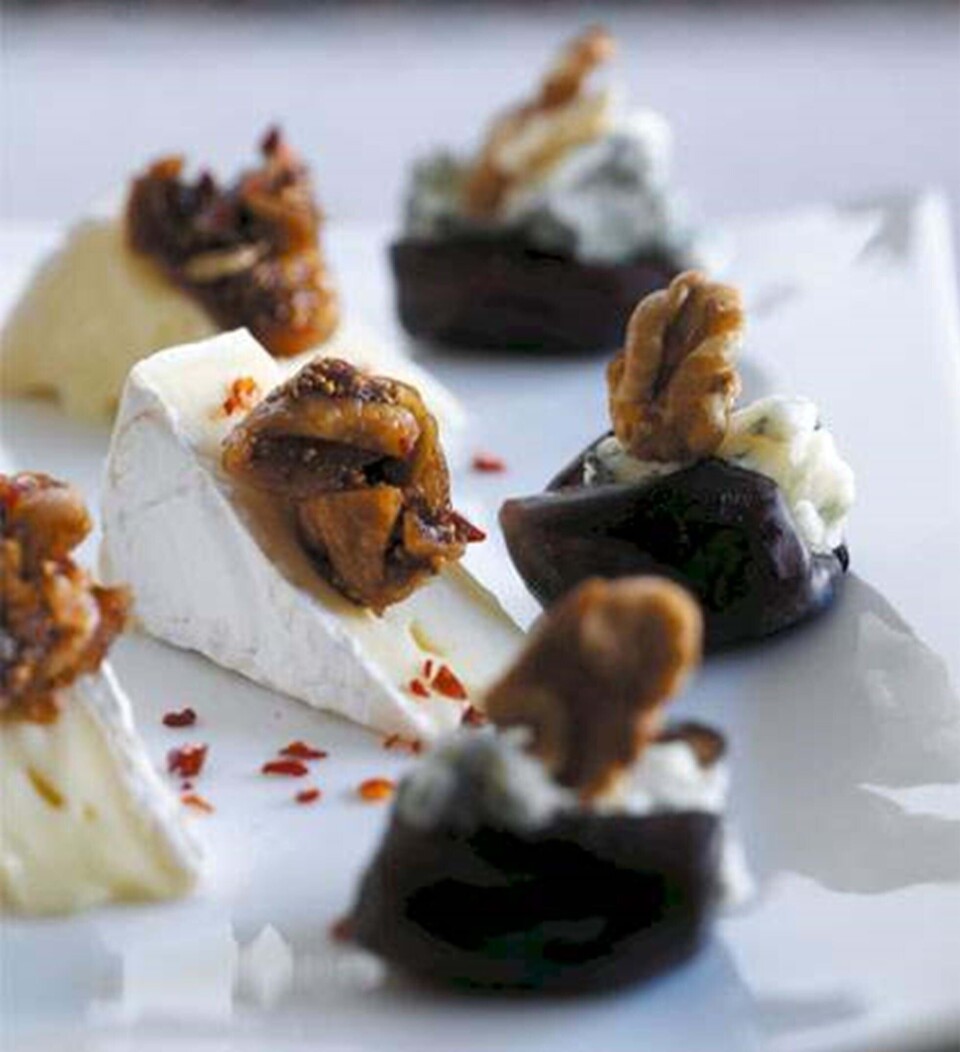 Opskrift på friske dadler med blå ost og valnød & brie med figenrelish
