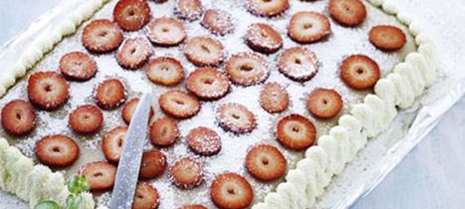 Kage med chokolade-nougat-fyld og jordbær