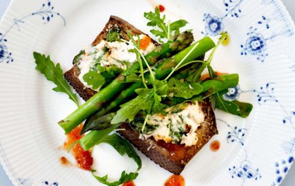 Opskrift på bagt ricotta med spinat, chili sauce og asparges på ristet brød