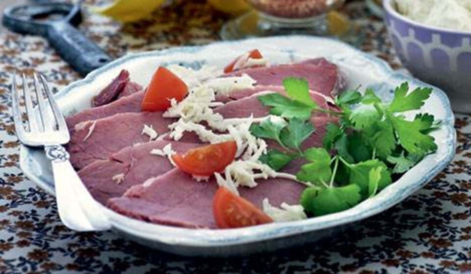 Oksespidsbryst med peberrod og brøndkarse