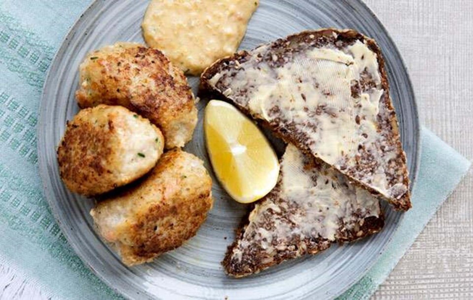 Fiskedeller med laks, quinoa og krydderurter