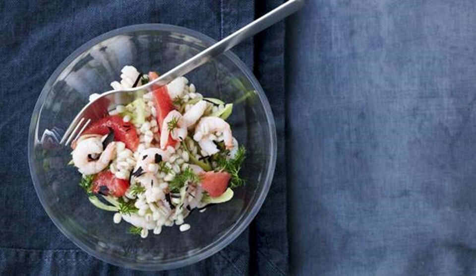 Opskrift på perlebyg med rejer, porrer, pink grape og dild