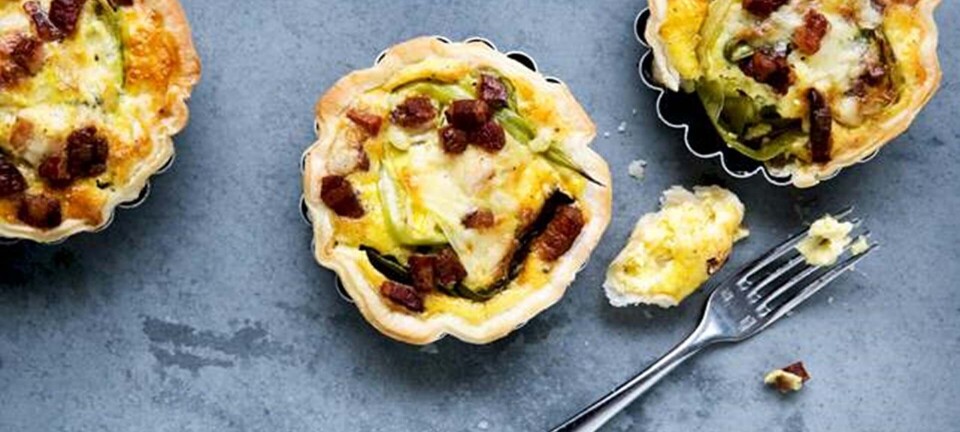 Små tærter med cheddar, bacon og bagte forårsløg