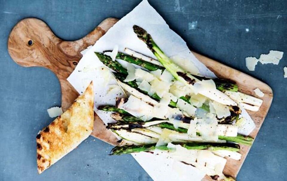 Få opskriften på grillede asparges med parmesan og sort peber