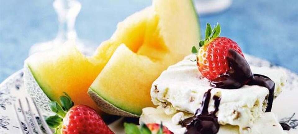 Hjemmelavet nougatis med chokoladesauce