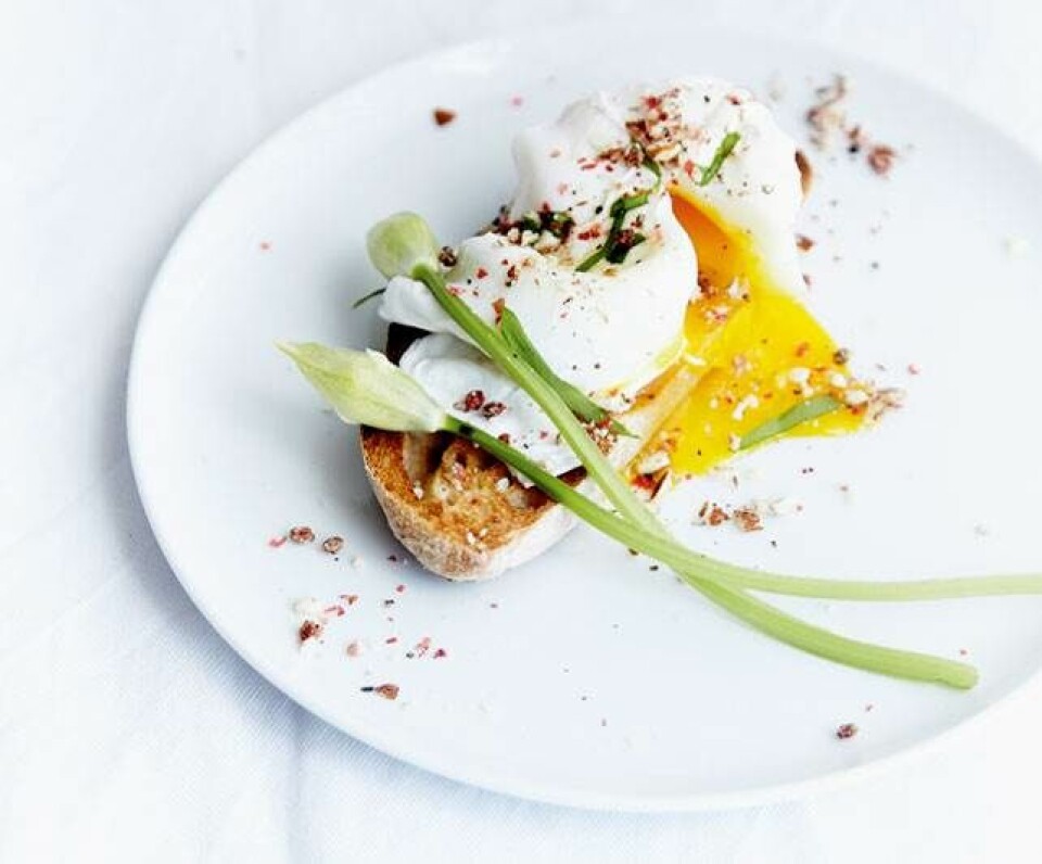 Toast med pocheret æg og mandel-peber-drys