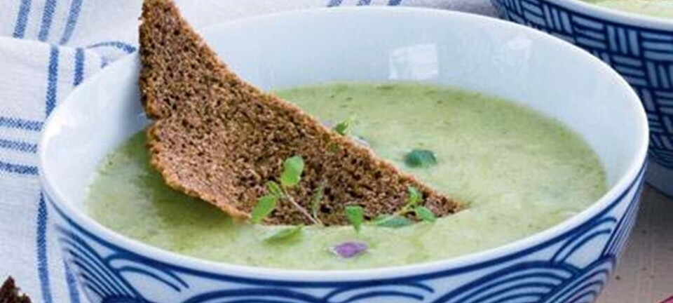 Kartoffelsuppe med porrer og rugbrødschips