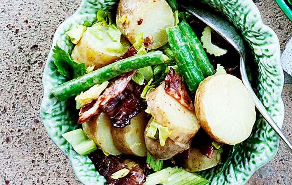 Opskrift på lun kartoffelsalat med bacon og klassisk vinaigrette