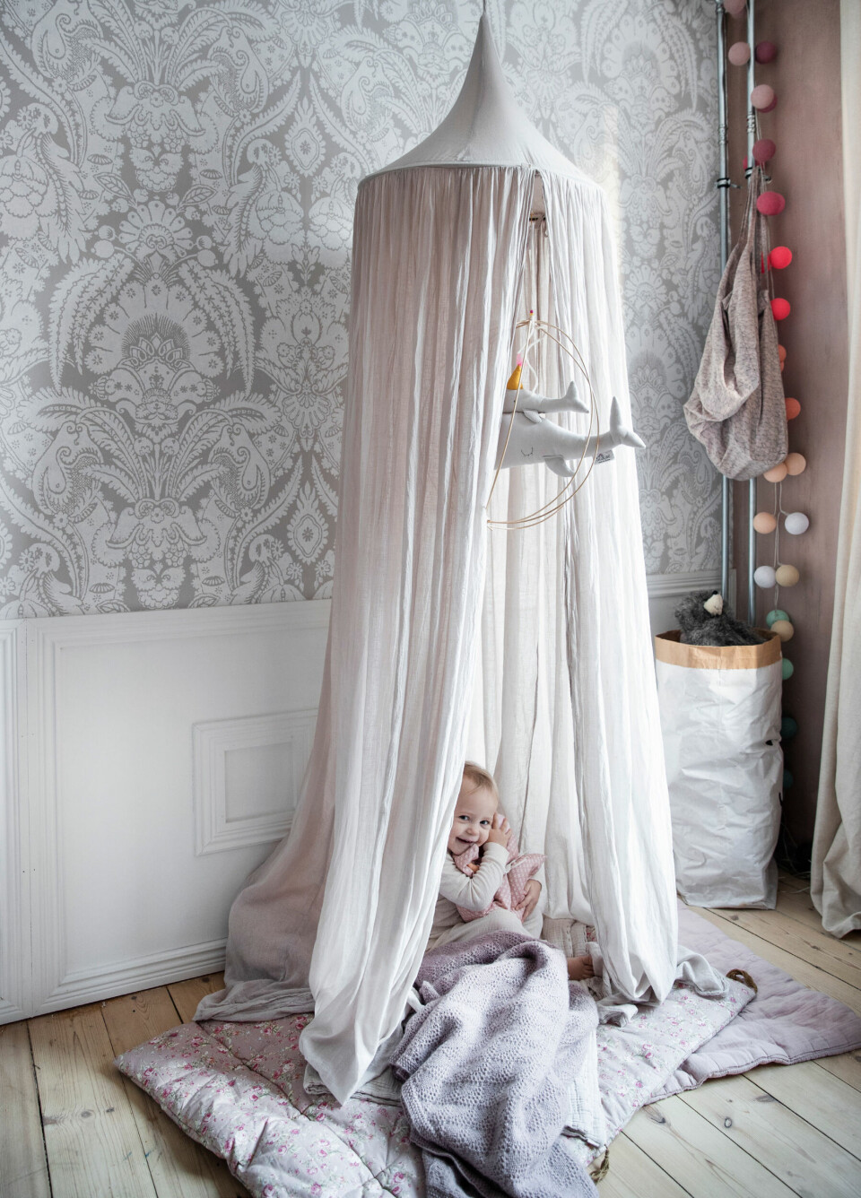 Sengehimlen er fra Numero 74, uroen er fra Scalaë.bigcartel. com og tæpperne er fra Smallable Family Concept Store