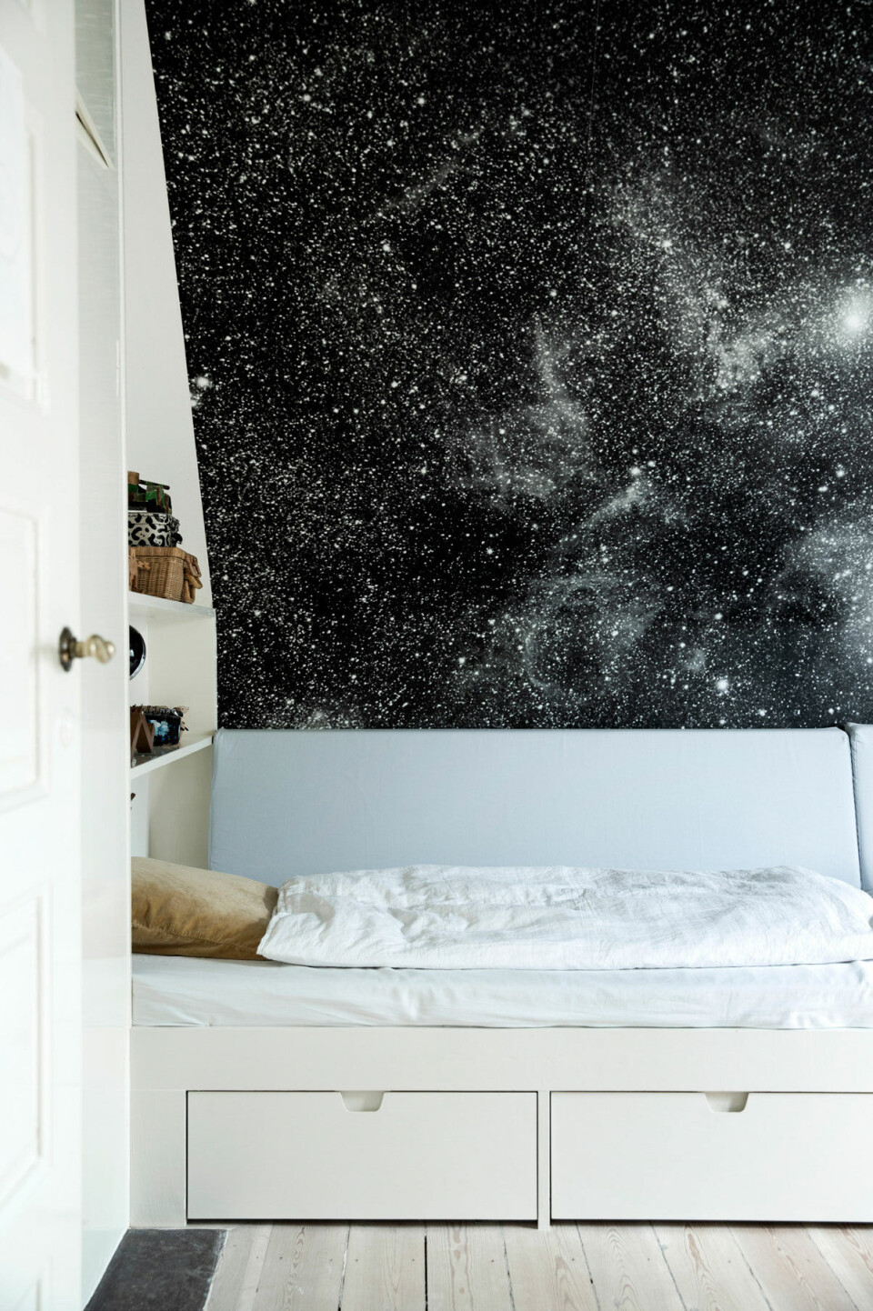 Stjernehimlen over sengen er en fotostat fra photowall.com.