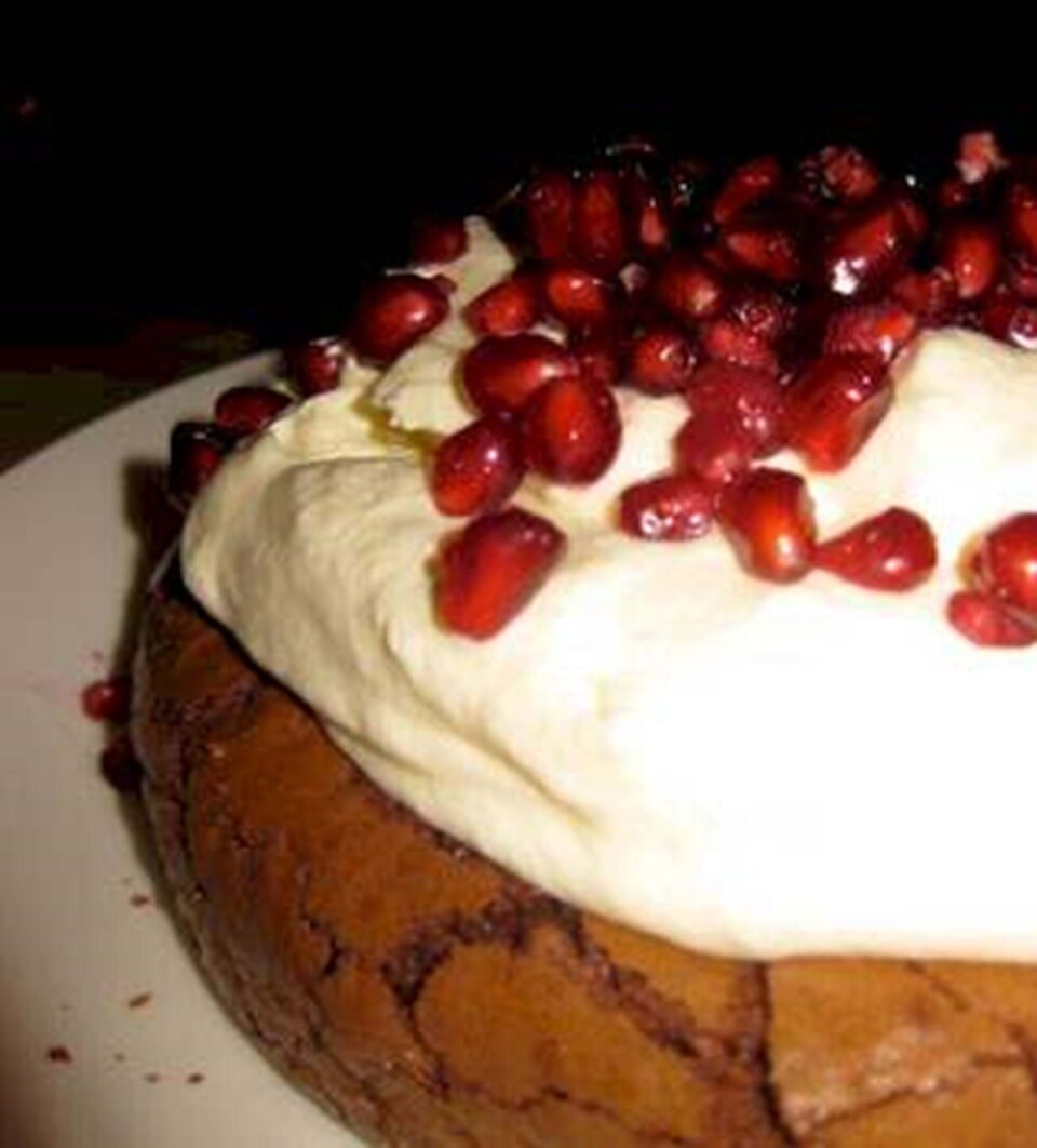 Chokoladekage med lemoncurd-flødeskum og granatæblekerner
