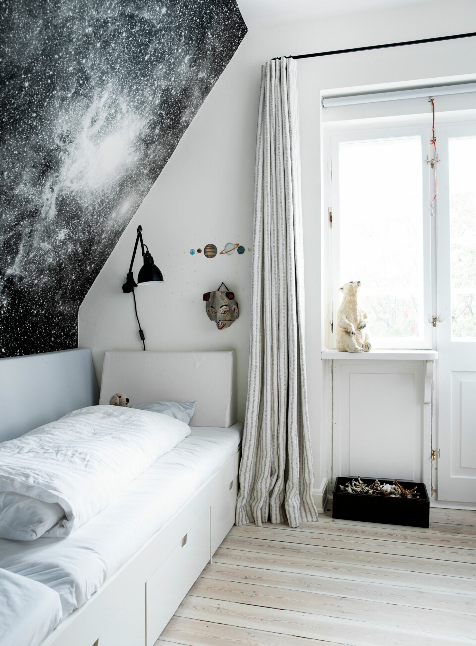 De stribede gardiner er fra Tapet Café, og den sorte Lampe Gras væglampe er fra Casa Shop.