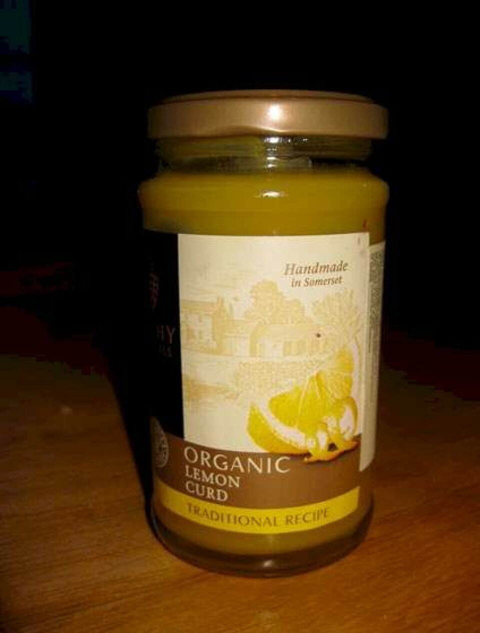 Chokoladekage med lemoncurd-flødeskum og granatæblekerner