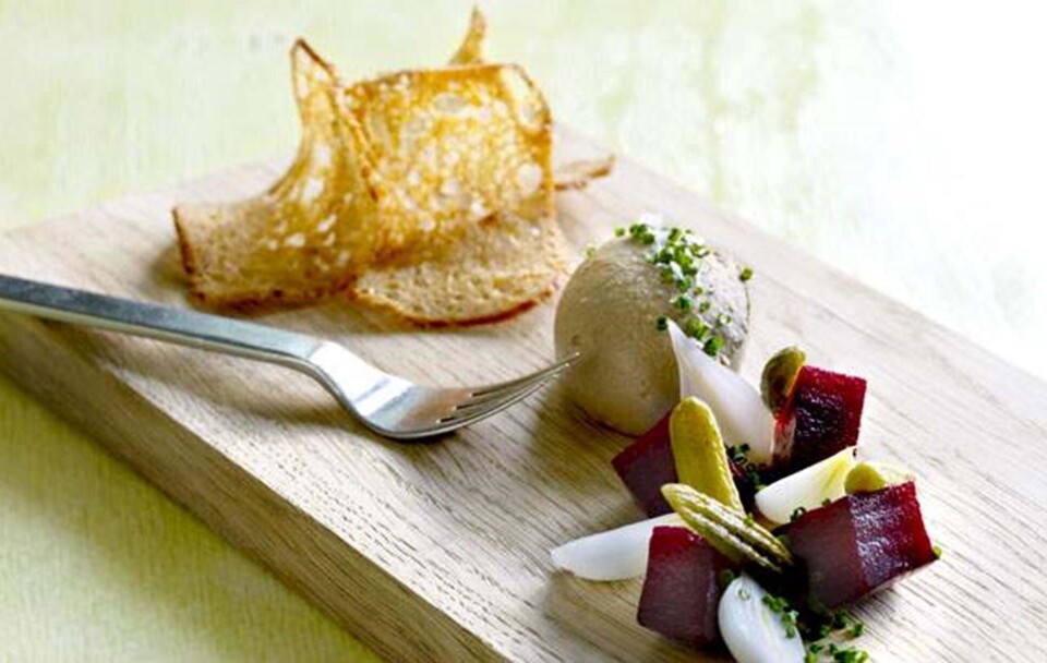 Opskrift på kyllingelevermousse med sprødt brød og surt