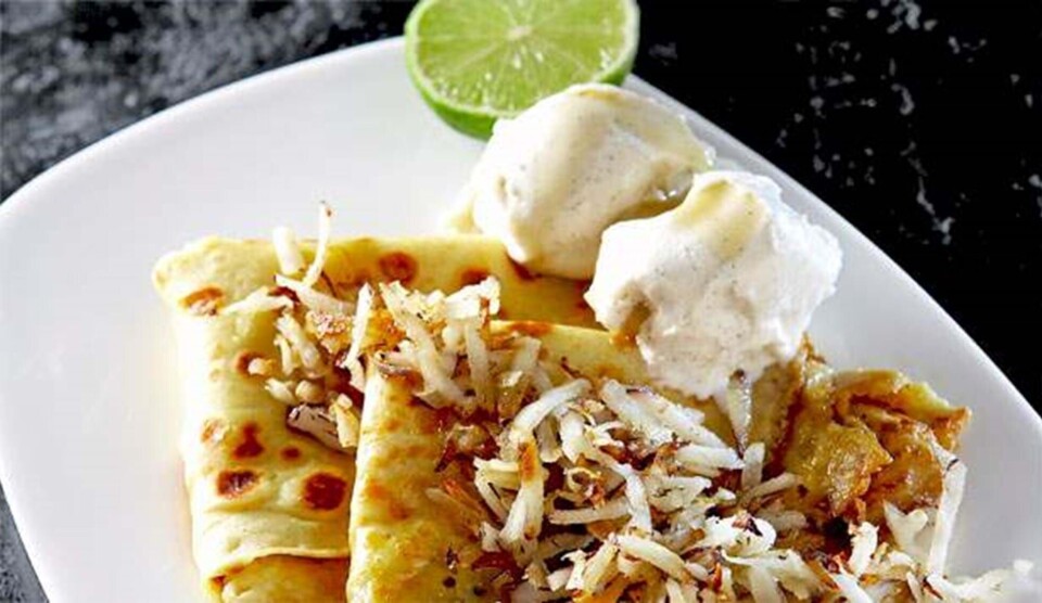 Opskrift på pandekager med vaniljeis, ristet kokos, sirup og lime