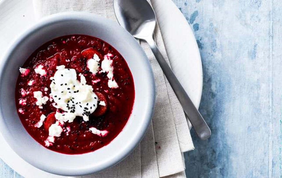 Rød rodfrugtesuppe med chorizo & feta
