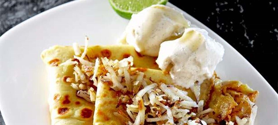 Pandekager med vaniljeis, ristet kokos, sirup og lime
