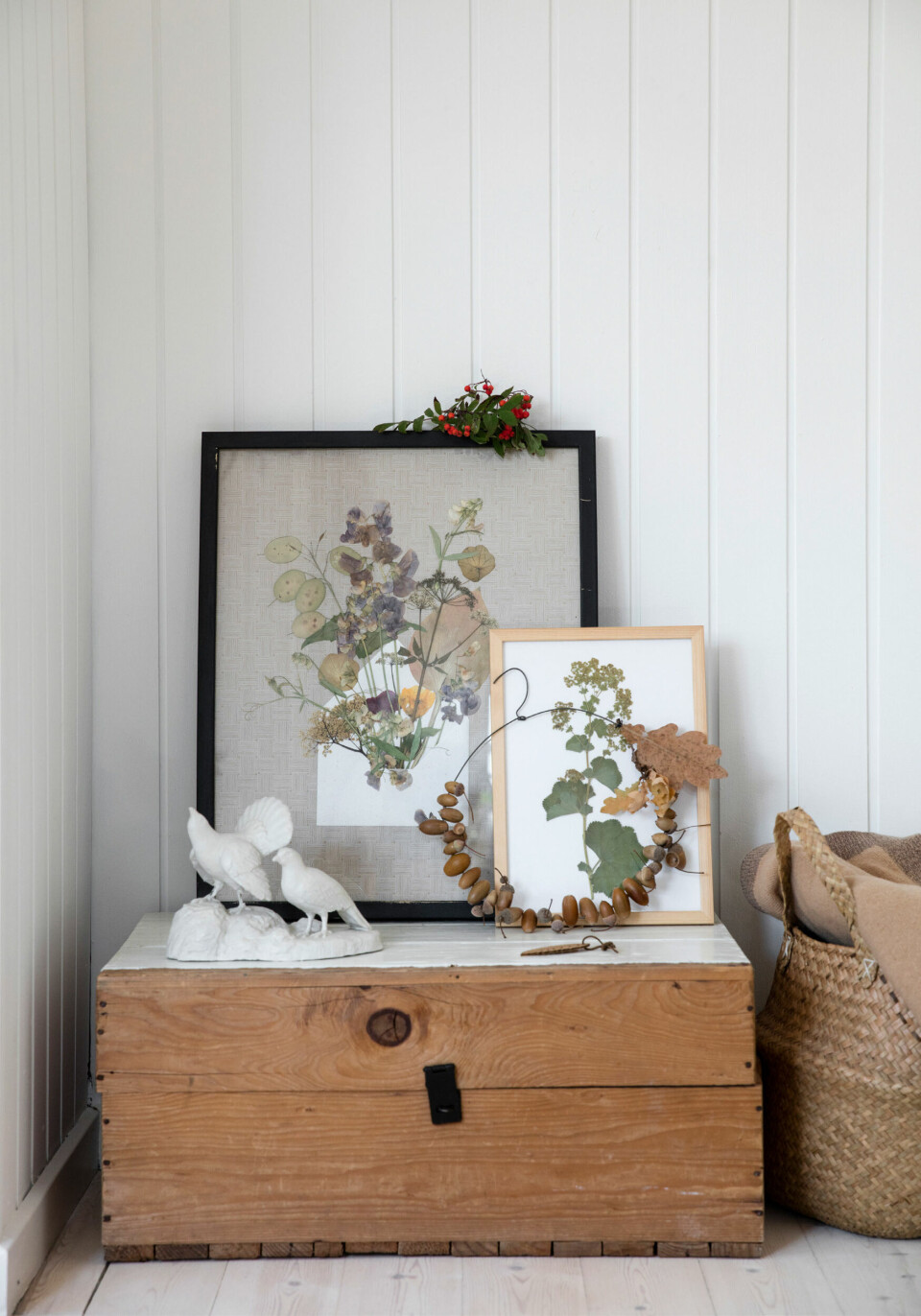 Lav dine egne billeder med pressede blomster, blade og grene som har ligget i pres.