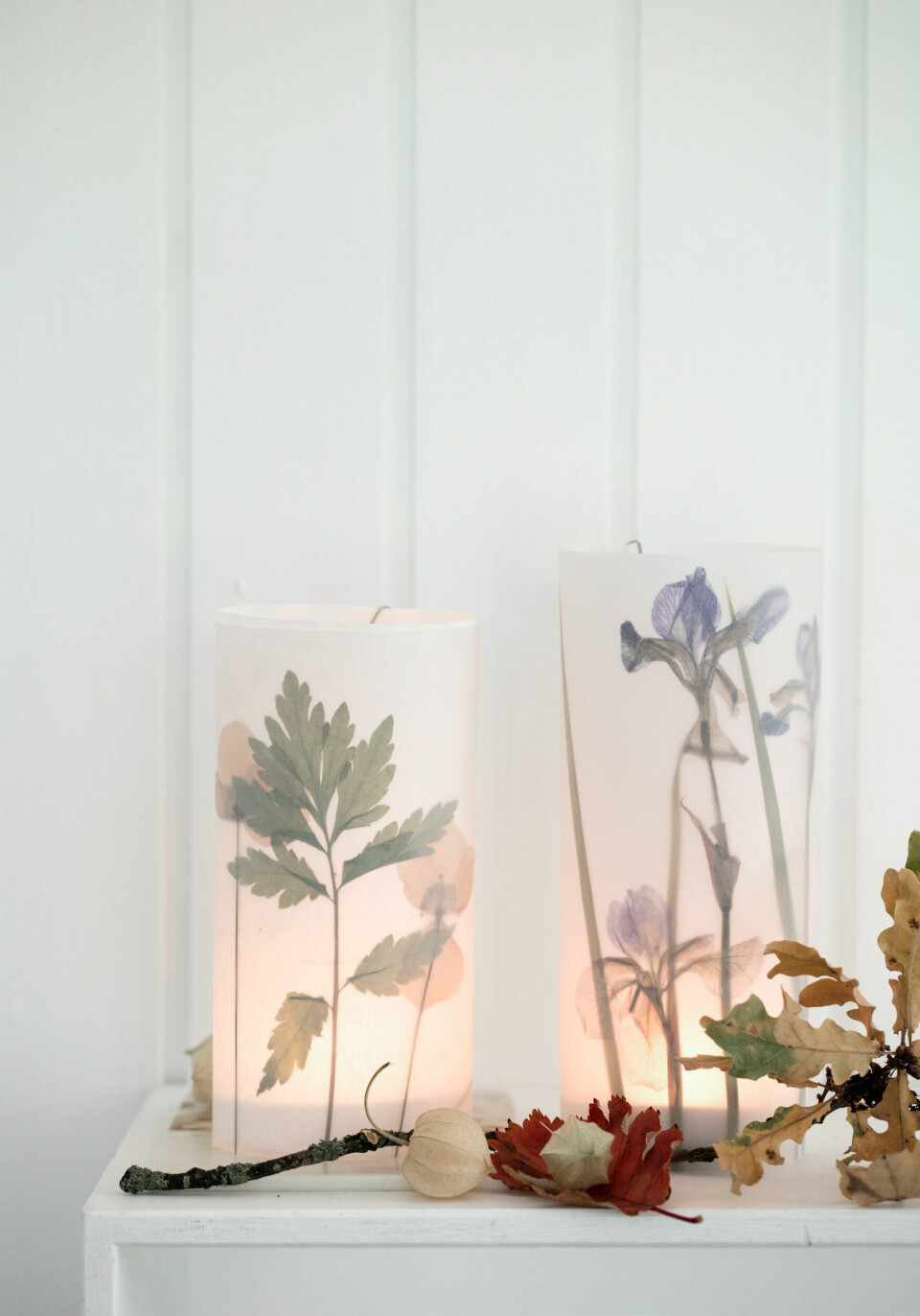 Lanternerne er lavet af pressede blomster, som er lagt mellem to stykker madpapir