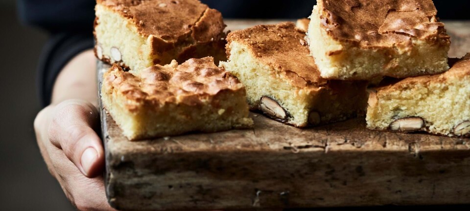 Blondie med lime og ristede mandler