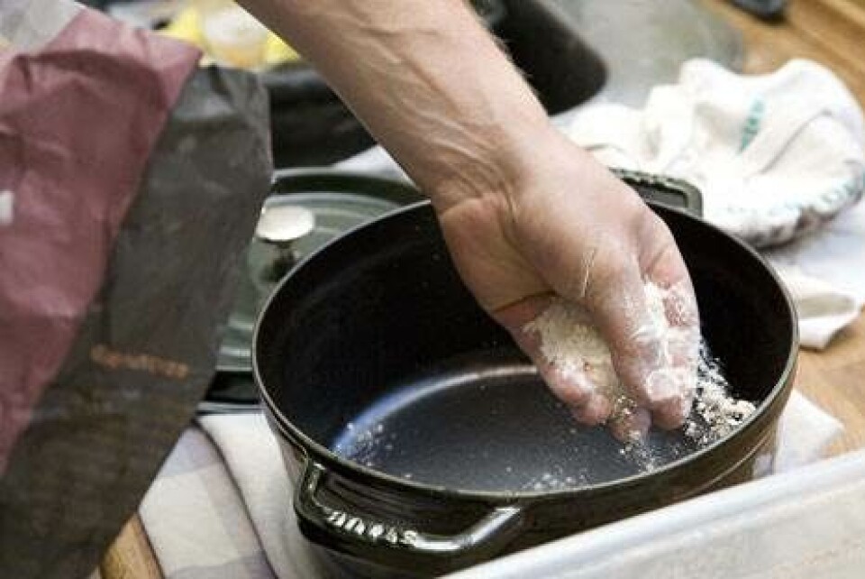 Bag nemt brød i gryde