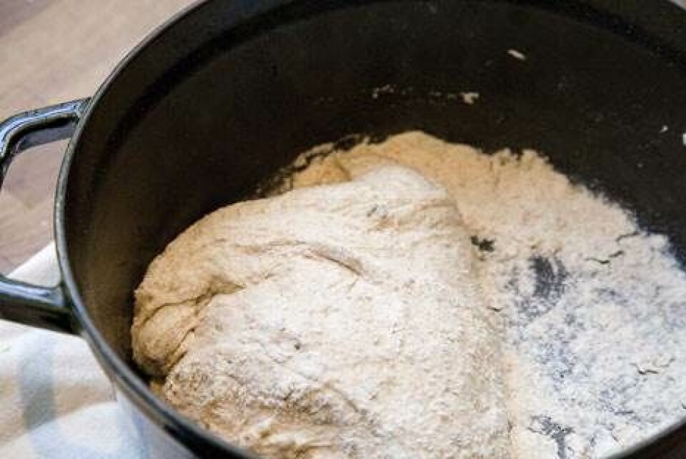 Bag nemt brød i gryde