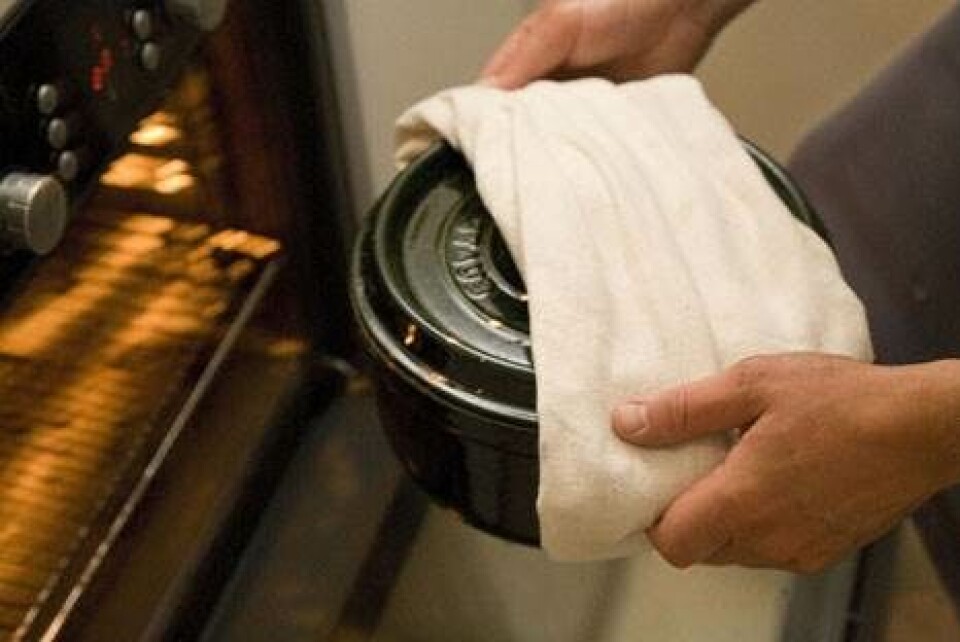 Bag nemt brød i gryde