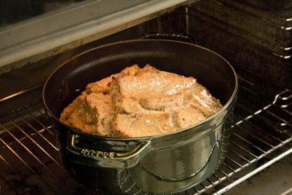 Bag nemt brød i gryde