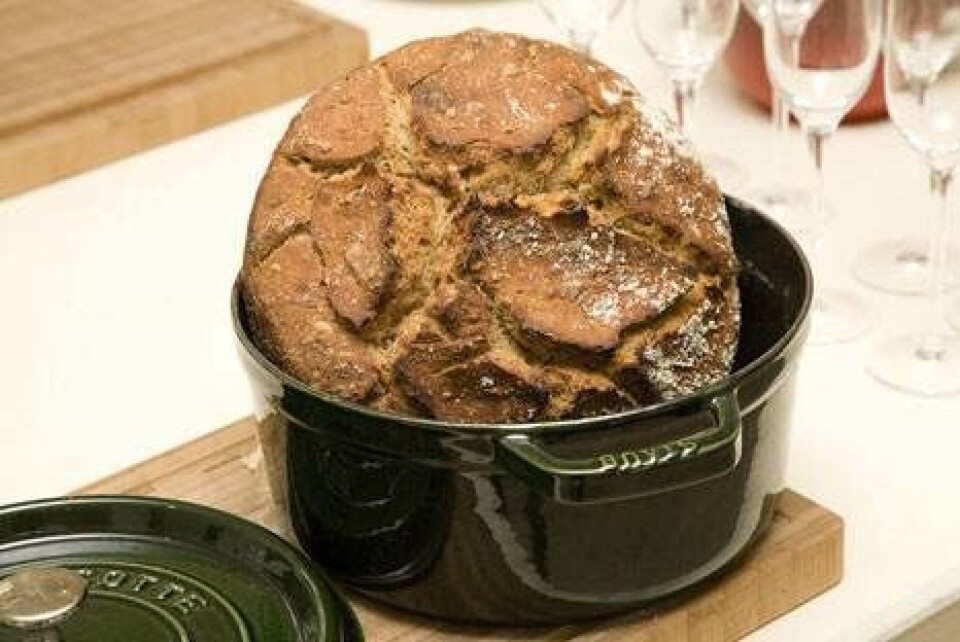 Bag nemt brød i gryde