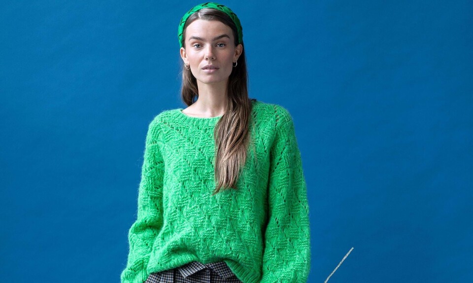 Grøn sweater med strukturtern og hulmønster