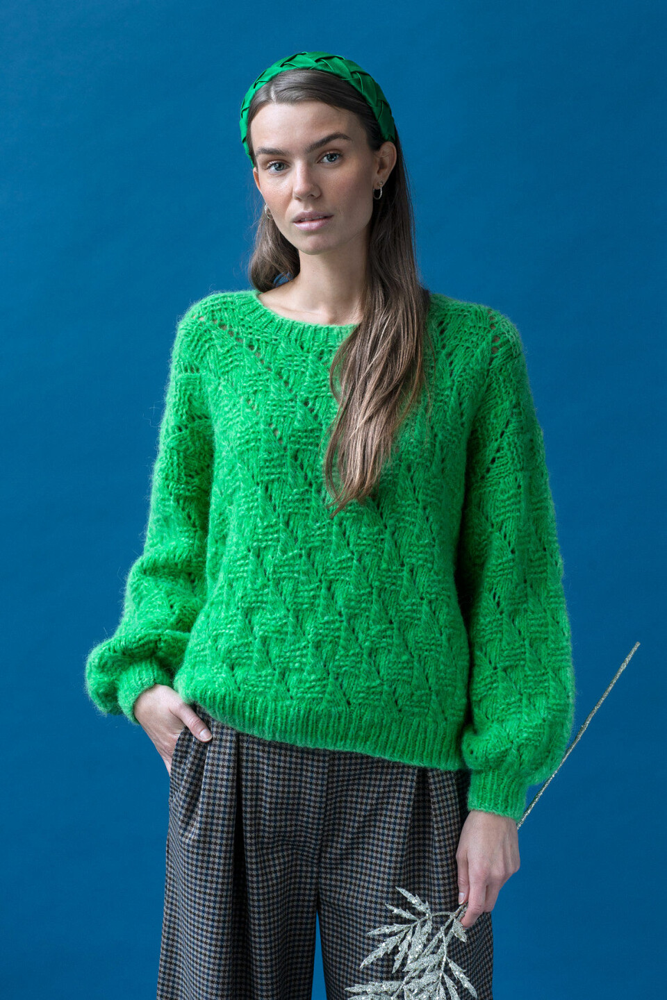 Grøn sweater med strukturtern og hulmønster