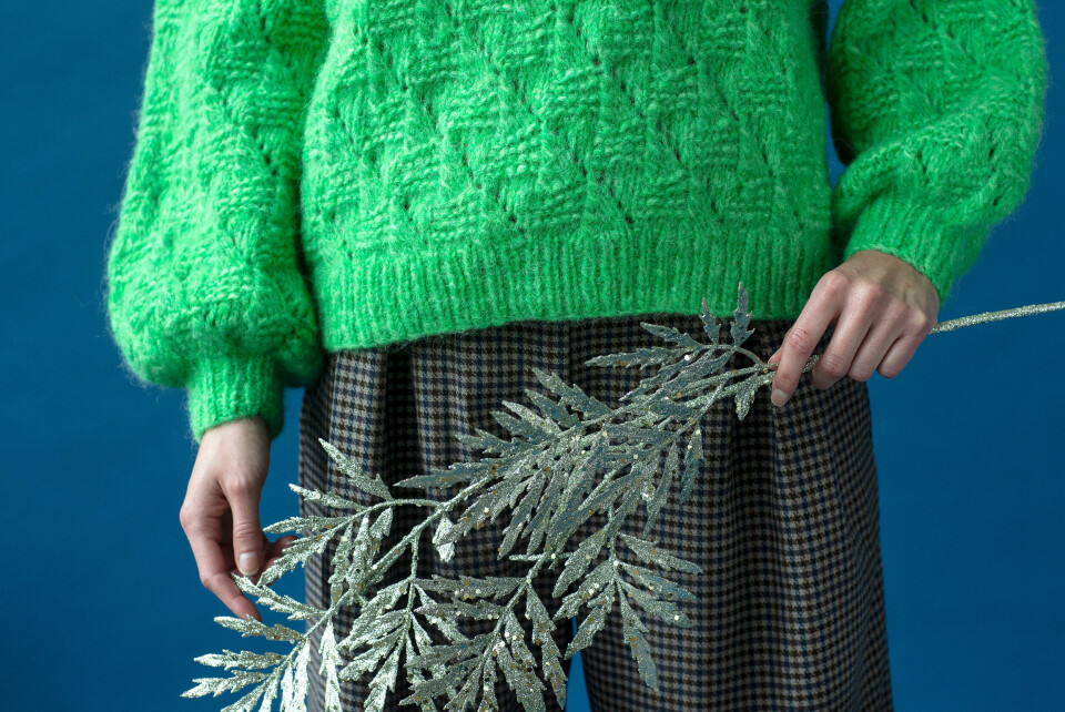 Grøn sweater med strukturtern og hulmønster