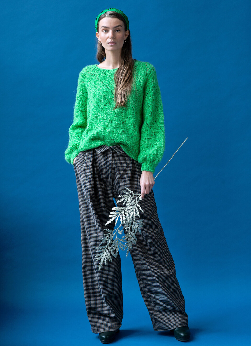 Grøn sweater med strukturtern og hulmønster