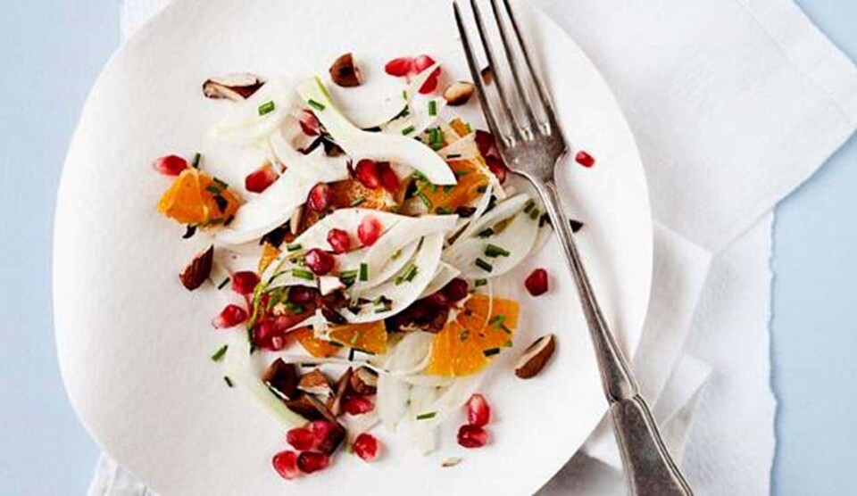 Opskrift på fennikel-appelsinsalat med granatæble og ristede mandler