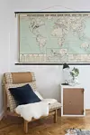 Vintage verdenskort og ternet lænestol.