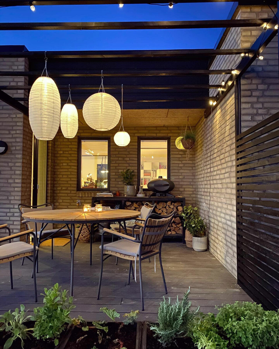 Sidenhen byggede Ida og Mads også en pergola i forbindelse med terrassen.