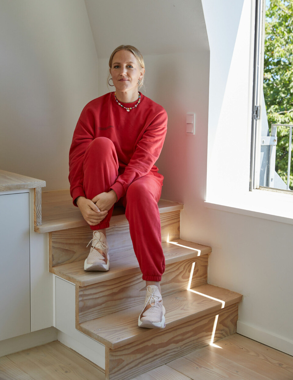 Sweatsæt er Michelles to-go-outfit. Her er hun i et sæt fra Pangaia og sneakers fra Nike. Halskæden er en hjemmelavet gave, og øreringene er fra Maria Black.