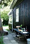 På husets ene side er der lavet udekøkken til de varme sommeraftener.