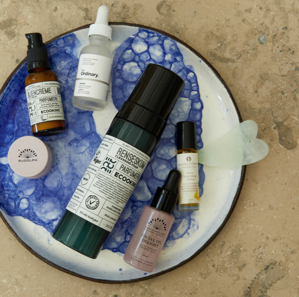 Skønne favoritter. Renseskum og øjencreme fra Ecooking, Facial Oil Delight og Lip Balm fra Rudolph Care, Brow Nourishing Serum fra Naughty Alchemist og Buffet Multi-Technology Peptide Serum fra The Ordinary.