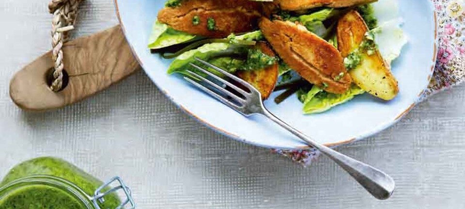 Stegt torskerogn med knuste kartofler og ramsløgspesto