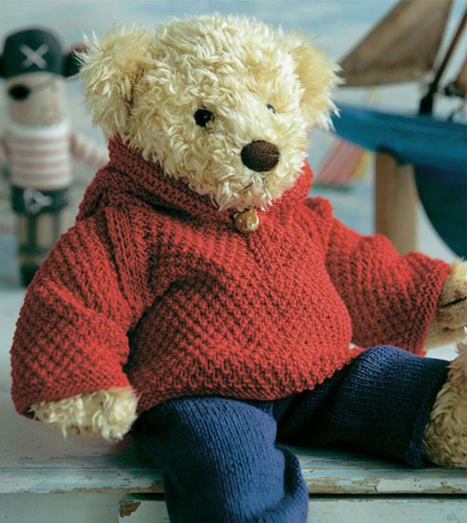 Rød sweater med hætte og bukser til build-a-bear fra Hendes Verden
